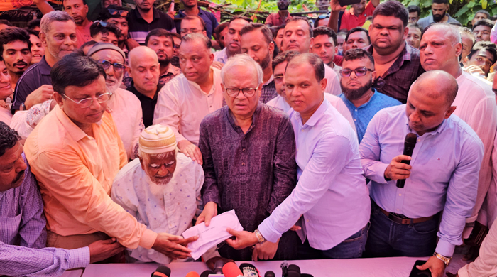 পাঁচুরিয়ায় জন্মান্ধ গফুর মল্লিকের হাতে তারেক রহমানের আর্থিক সহায়তা তুলে দিলেন রিজভী